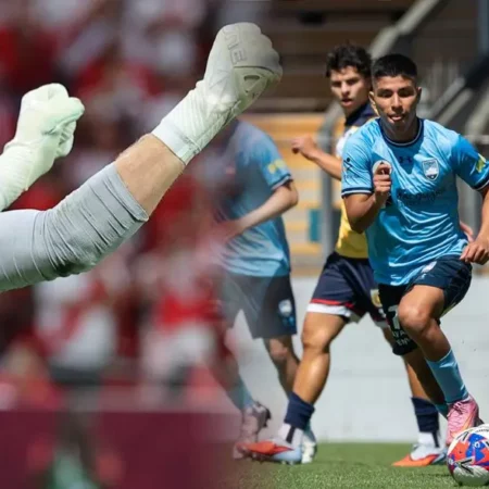 Piero Quispe no pudo marcarle al portero Andrew Redmayne en su debut con Sydney FC